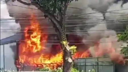 Ditinggal Salat Jumat, Dua Toko di Jalur Pantura Paiton Probolinggo Hangus Foto BeritaJatim.com