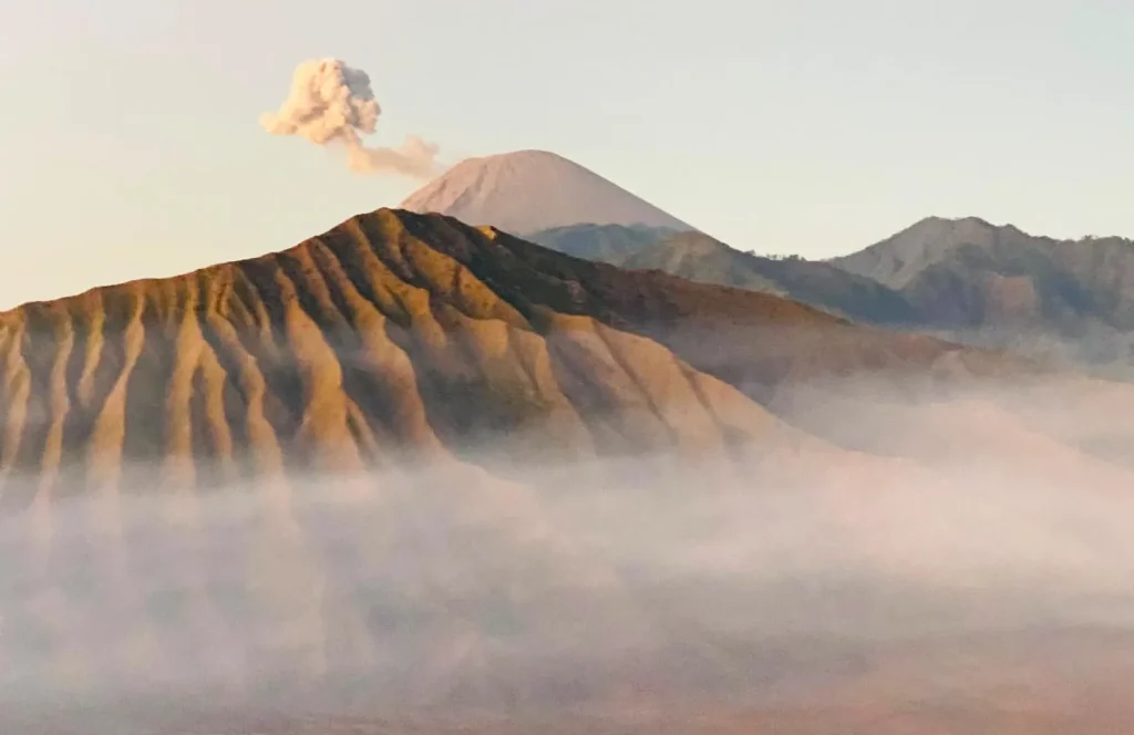 Gunung Semeru Erupsi, PVMBG Pastikan Gunung Bromo Masih Aman Dikunjungi Wisatawan Foto BeritaJatim.com