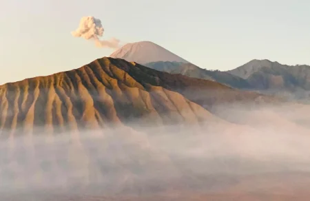 Gunung Semeru Erupsi, PVMBG Pastikan Gunung Bromo Masih Aman Dikunjungi Wisatawan Foto BeritaJatim.com