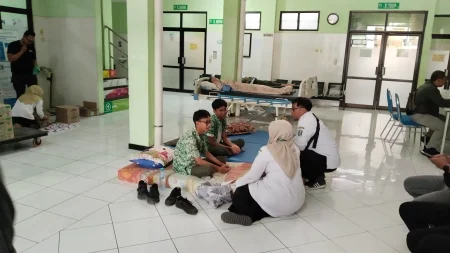 Diduga Keracunan Makanan MBG, 14 Siswa SMAN 1 Pandaan Mual dan Muntah, 9 Dilarikan ke IGD Foto BeritaJatim.com
