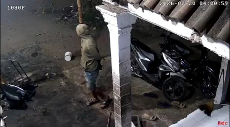 Terekam CCTV! Komplotan Maling Motor Manfaatkan Momen Piala Dunia untuk Beraksi di Paiton Probolinggo Foto BeritaJatim.com
