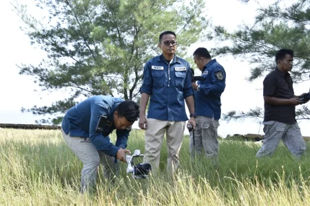 TNI AL dan Polsek Lekok Pasuruan Dalami Dugaan Peluru Nyasar di Desa Alastlogo Foto BeritaJatim.com