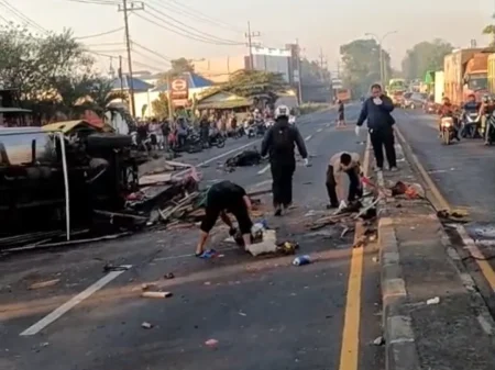 Kronologi Truk Kontainer Hilang Kendali di Gempol Pasuruan, 5 Orang Tewas dan 6 Luka-luka Foto BeritaJatim.com