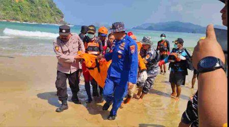 Korban Terseret Ombak di Pantai Pulau Merah Ditemukan Dalam Keadaan Meninggal Foto BeritaJatim.com
