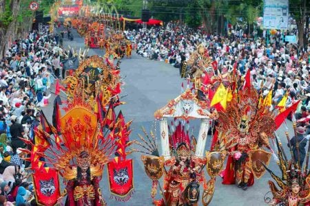 BEC 2026 Memukau Dunia, Ribuan Penonton Saksikan Parade “Perang Bayu” di Banyuwangi Foto BeritaJatim.com