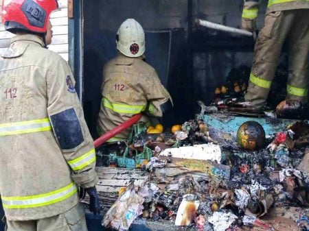 Kebakaran Hebat Hanguskan Kios Buah di Pasar Darmo Permai Timur Surabaya Foto BeritaJatim.com