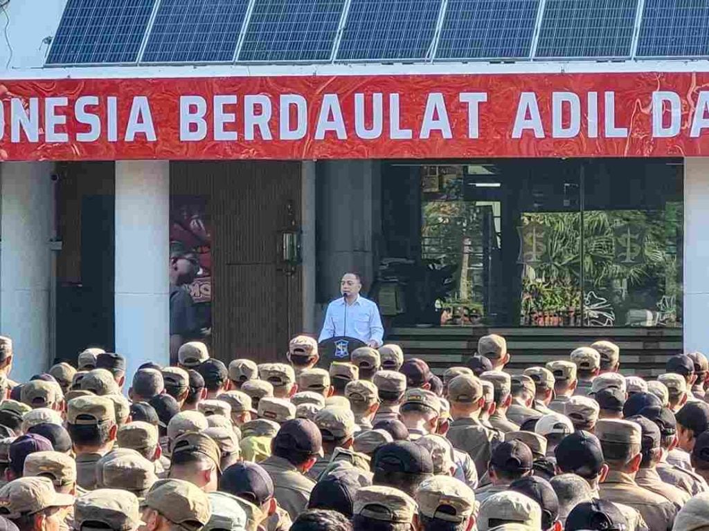Pedestrian Rusak Jadi Sorotan, Eri Cahyadi Tegur Keras Lurah, Camat, dan Kepala Dinas Foto BeritaJatim.com