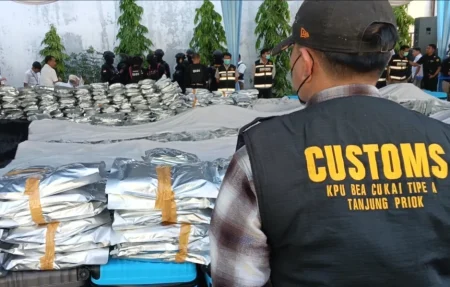 Gudang Ganja Kering Jaringan Narkotika Internasional di Gresik Disewa WNA Vietnam Foto BeritaJatim.com