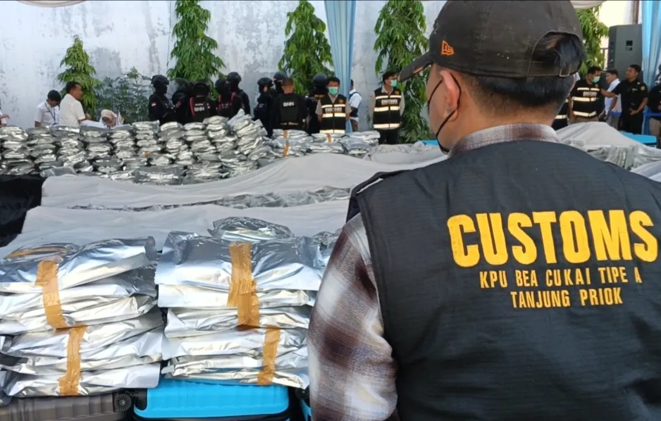 Gudang Ganja Kering Jaringan Narkotika Internasional di Gresik Disewa WNA Vietnam Foto BeritaJatim.com