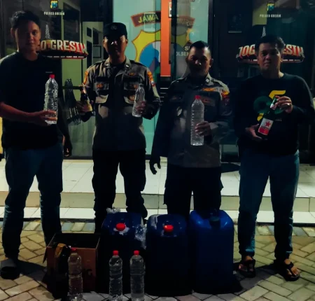 Polisi Gresik Grebek Dua Warkop, Puluhan Botol Miras dan Tuak Disita Foto BeritaJatim.com