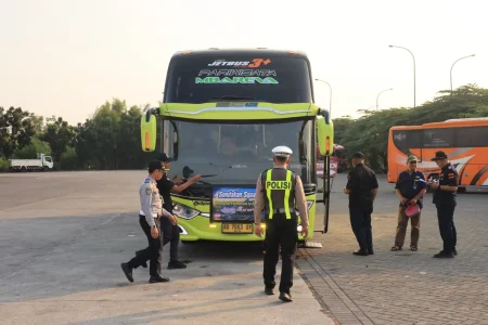Libur Sekolah, Polisi Temukan Bus Bermasalah di Tol Surabaya-Mojokerto Foto BeritaJatim.com