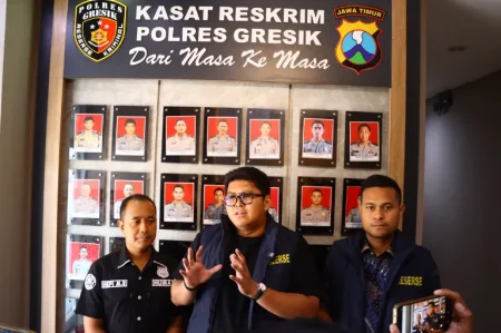 ASN Dinas PMD Gresik Dijebloskan di Penjara Usai Menjalani Pemeriksaan Foto BeritaJatim.com