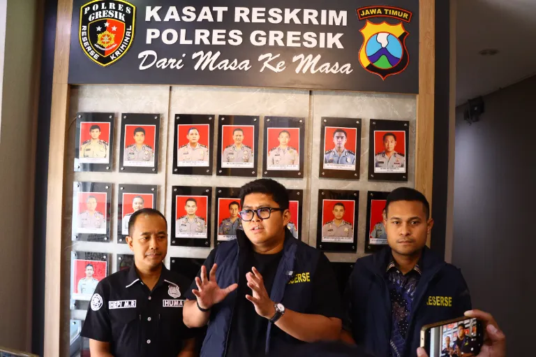 ASN Dinas PMD Gresik Dijebloskan di Penjara Usai Menjalani Pemeriksaan Foto BeritaJatim.com