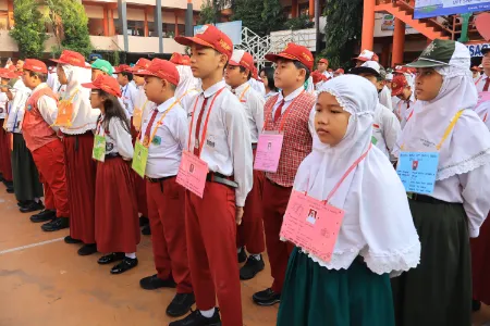 Hari Pertama Sekolah di Gresik Berubah Total, Siswa Disambut Makan Bergizi Foto BeritaJatim.com