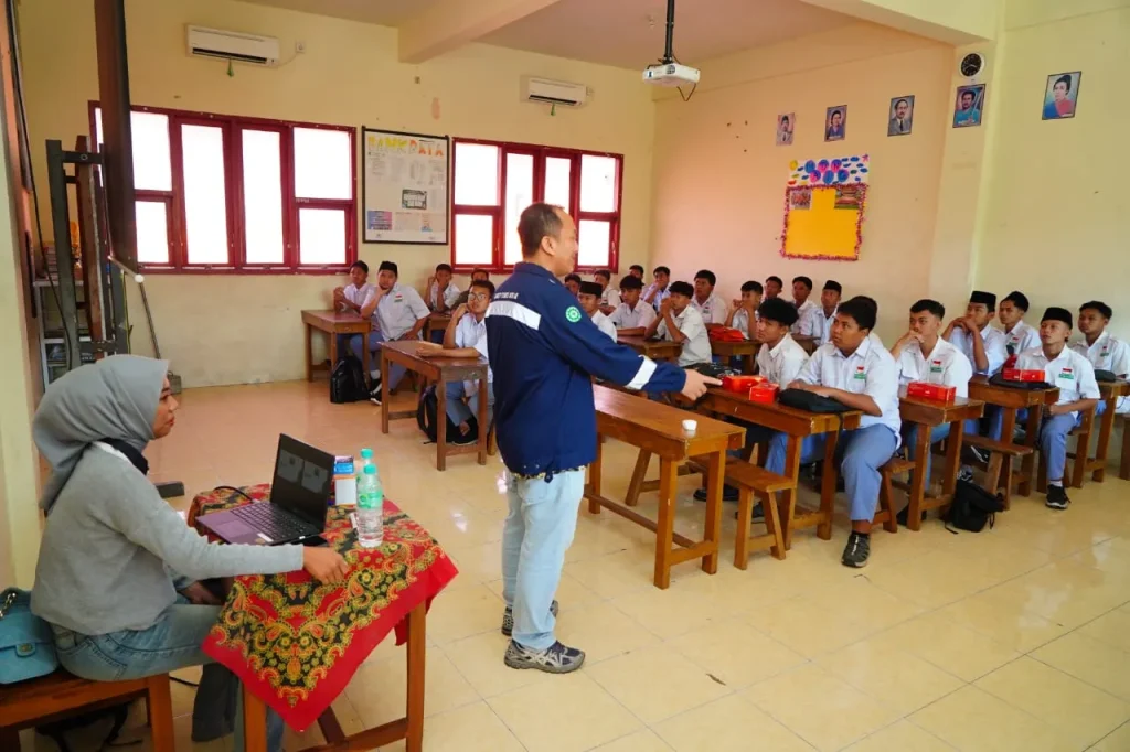 49 Profesional Petrokimia Gresik Turun ke Sekolah, Bekali Ratusan Siswa Hadapi Dunia Kerja Foto BeritaJatim.com