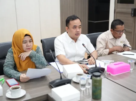 Era Coblos Kertas Segera Berakhir, DPRD Gresik Dorong E-Voting untuk Pilkades 2026 Foto BeritaJatim.com