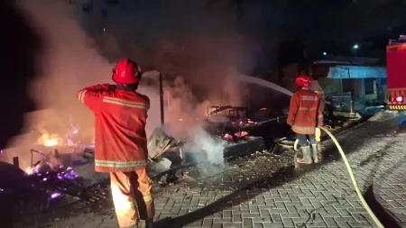 Ledakan Hebohkan Warga, Warung di Gresik Ludes Dilalap Api Foto BeritaJatim.com