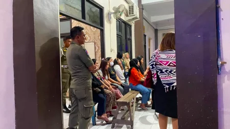 Razia Warung Pangku di Gresik Geger, Satu Pramusaji Positif HIV dan Sifilis, Seorang Lainnya Terkait Sabu Foto BeritaJatim.com