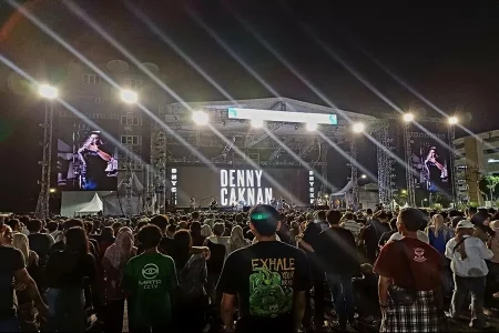 Pecah! Puluhan Ribu Penonton Padati Konser Denny Caknan di Surabaya Foto BeritaJatim.com