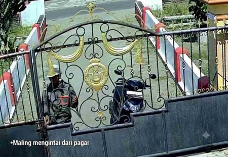 Modus ‘Kulo Nuwon’ Siang Bolong, Maling di Blitar Gasak 30 Gram Emas dan Uang 28 Juta Foto BeritaJatim.com