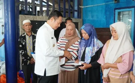 Pemkab Lamongan Serahkan Bantuan untuk Keluarga ABK KMN Entok yang Hilang Kontak Foto BeritaJatim.com