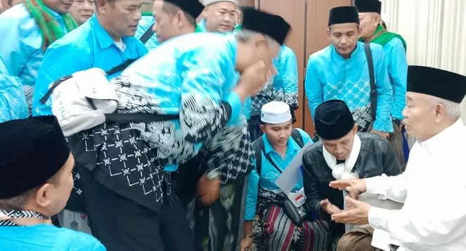 Kloter Terakhir, Kiai Asep Sambut Jemaah Haji KBIHU Amanatul Ummah Foto BeritaJatim.com