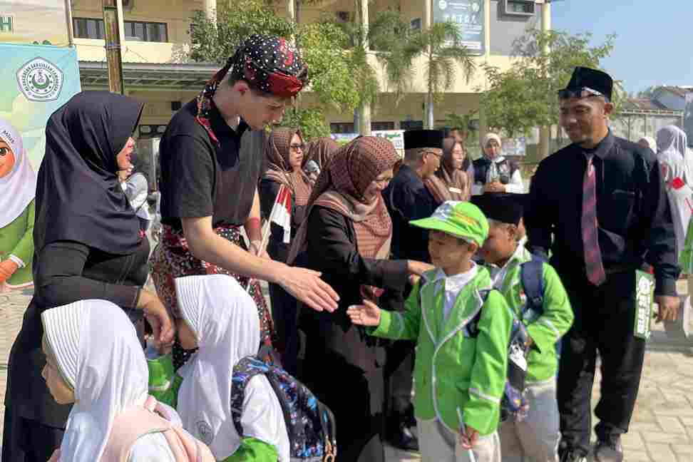 Sambut Siswa di Hari Pertama Masuk Sekolah Lamongan, Mahasiswa Australia Terkesan dengan Budaya Salim Foto BeritaJatim.com