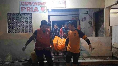 Peziarah Asal Jombang Ditemukan Meninggal di Toilet Komplek Makam Troloyo Mojokerto Foto BeritaJatim.com
