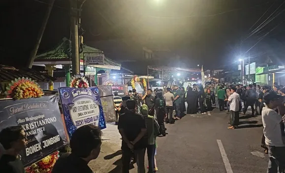 Rumah Duka Andie Peci di Madiun Dipadati Pelayat, Bonek Berdatangan dari Berbagai Daerah Foto BeritaJatim.com