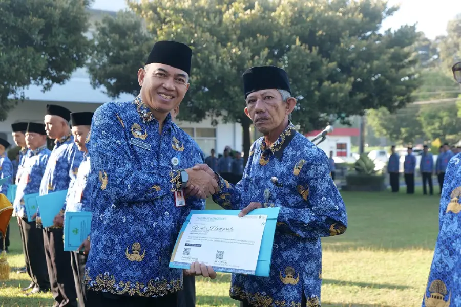 34 PNS Pemkab Lumajang Purna Tugas, Sekda Agus Triyono Ajak ASN Lanjutkan Estafet Pengabdian Foto BeritaJatim.com
