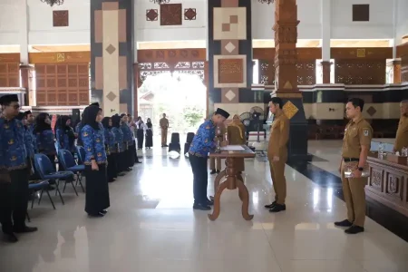 Bupati Tuban Serahkan SK Pengangkatan Sebanyak 42 CPNS Foto BeritaJatim.com