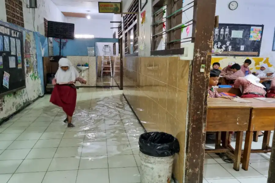 Banjir Rob di Pesisir Surabaya Masih Rendam Sekolah Dasar selama Puluhan Tahun Foto BeritaJatim.com