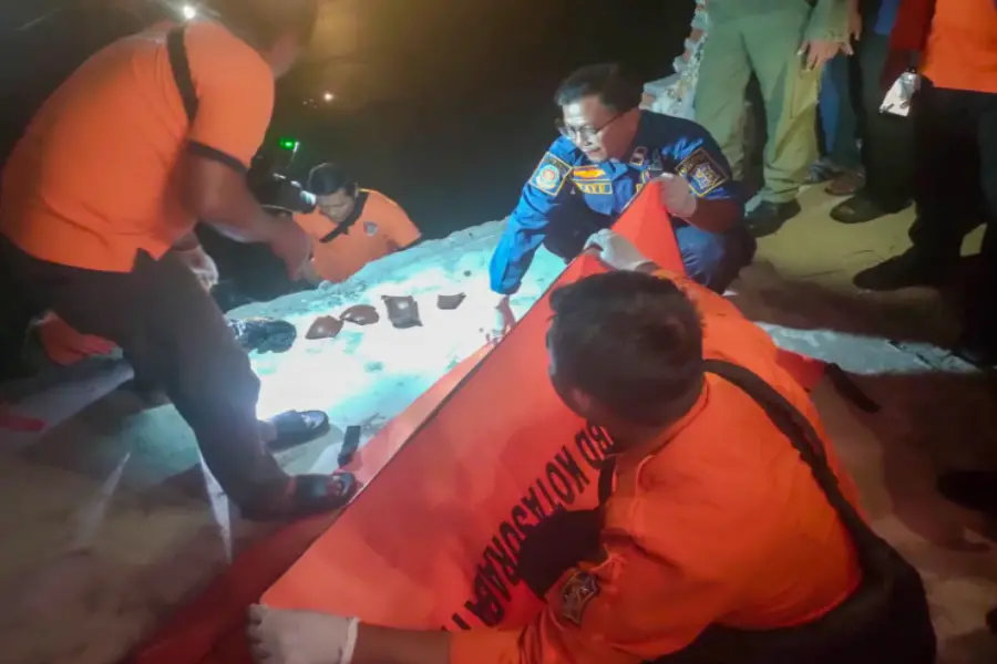 Warga Jalan Pulo Wonokromo Surabaya Gempar, Temukan Jasad Bayi Laki-laki di Celah Selokan Foto BeritaJatim.com