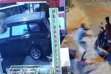 Terekam CCTV, Aksi Curanmor di Pacet Mojokerto Digagalkan Pemilik Foto BeritaJatim.com