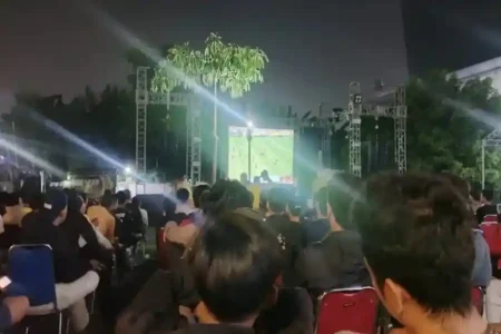Ratusan Warga Padati Nobar Final Piala Dunia AMPG Jatim, Golkar Ingin Dekat dengan Kaum Muda Foto BeritaJatim.com