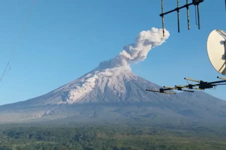 Waspada! Gunung Semeru Erupsi Disertai Awan Panas Sejauh 3,5 Kilometer Pagi Ini Foto BeritaJatim.com
