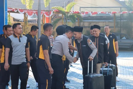 Tiga Anggota Polres Pacitan Berangkat Umrah Gratis, Hadiah dari Kapolres Foto BeritaJatim.com