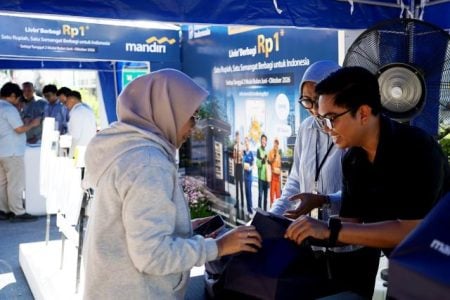 Bank Mandiri Gelar Aksi Sosial “Livin’ Mandiri Berbagi”, Salurkan Ribuan Paket Makanan Serba Rp1 Foto BeritaJatim.com