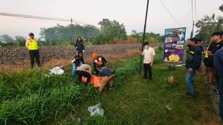 Polsek Rejotangan Tulungagung Evakuasi Pria Tanpa Identitas yang Meninggal Tertemper KA Brawijaya Foto BeritaJatim.com