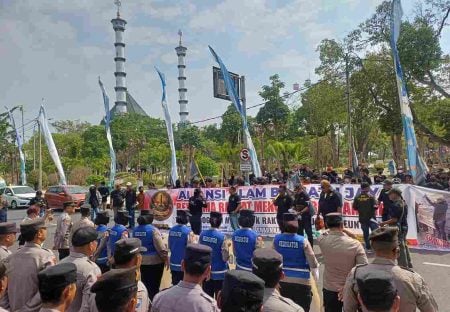 Demo MBG di Lamongan, LSM Desak Satgas Evaluasi Total Tata Kelola Dapur SPPG Foto BeritaJatim.com