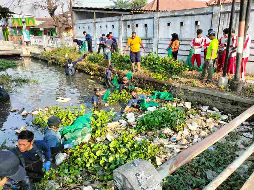 Ratusan Relawan Turun ke Sungai, Polsek Krian Gaungkan Gerakan Jaga Lingkungan di Sidoarjo Foto BeritaJatim.com