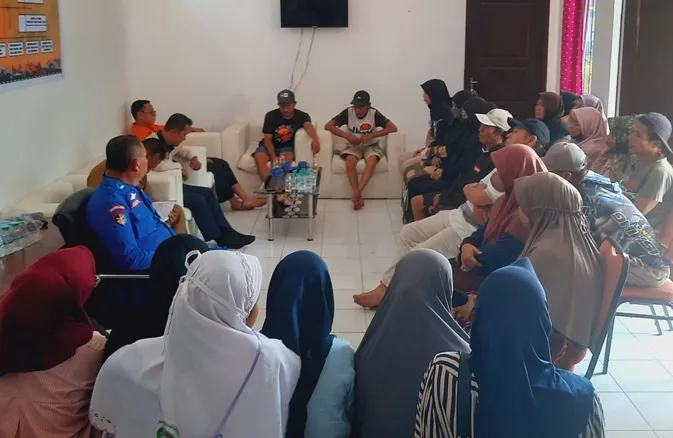 Tak Kunjung Ditemukan, Keluarga KMN Entok Minta Pencarian Terus Berlanjut dan Diperluas Foto BeritaJatim.com