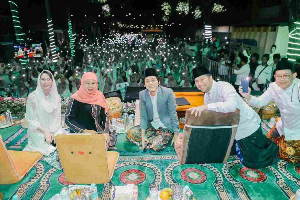 Khofifah dan Ribuan Masyarakat Bersholawat Bareng Gus Iqdam: Jatim Berkah Foto BeritaJatim.com