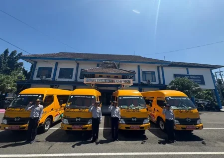 Tahun Ajaran Baru Tiba, Bus Sekolah Gratis ‘BANG ANJAR’ Kembali Mengaspal di 9 Trayek Blitar Foto BeritaJatim.com