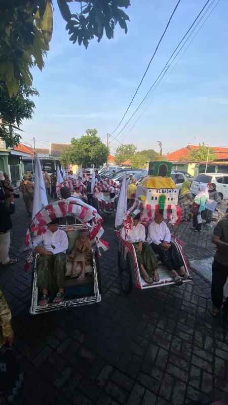 Kirab Becak Hias Iringi Khitanan Massal Gratis Dewan Dakwah Surabaya Foto BeritaJatim.com