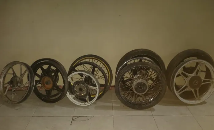 Polsek Sepudi Tangkap Warga Prambanan Sumenep Diduga Curi Belasan Velg Sepeda Motor Foto BeritaJatim.com