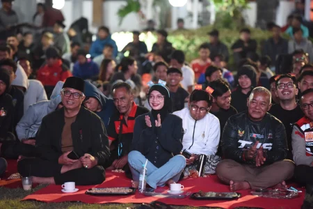 Mbak Wali Nobar Final Piala Dunia 2026 Bersama Warga, Ajak Perkuat Kebersamaan di Kota Kediri Foto BeritaJatim.com
