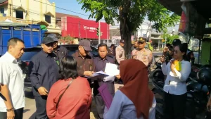 PN Kota Kediri Gelar Pemeriksaan Objek Sengketa Rumah Pedagang Rujak, Kuasa Hukum Ungkap Dugaan Kekeliruan Putusan Foto BeritaJatim.com
