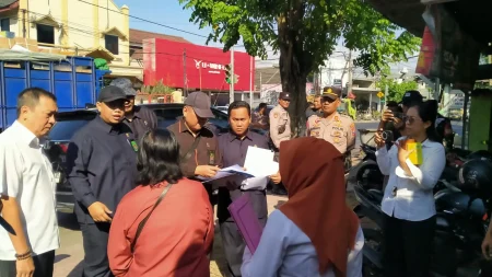 PN Kota Kediri Gelar Pemeriksaan Objek Sengketa Rumah Pedagang Rujak, Kuasa Hukum Ungkap Dugaan Kekeliruan Putusan Foto BeritaJatim.com