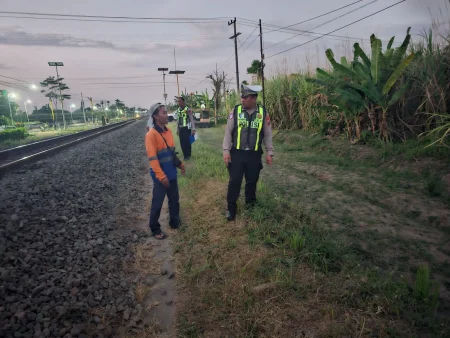 KA Dhoho Tabrak Pemotor di Perlintasan Kras Kediri, Satu Orang Meninggal Dunia Foto BeritaJatim.com